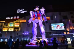 Fotografia notturna della statua di Gundam RX78-2 a Tokyo © Copycat37 / Shutterstock.com