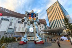 La statua di Gundam Front a Tokyo che fino a Marzo 2017 caratterizzà questo angolo della capitale del Giappone, sull'isola di Odaiba. - © Tooykrub / Shutterstock.com