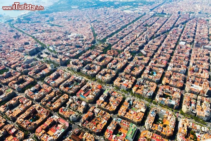 Immagine Vista area del quartiere Eixample a Barcellona - © Iakov Filimonov / shutterstock.com