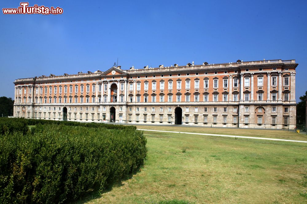 Immagine Il grande palazzo principale della Reggia di Caserta, in Campania