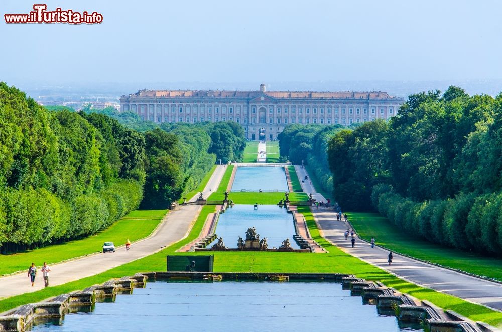 Immagine Panorama della Reggia di Caserta, il Palazzo Reale più grande del mondo