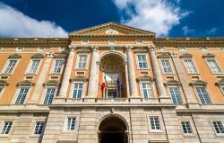 La facciata e l'ingresso della Reggia di Caserta