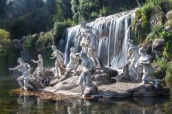 Una cascata monumentale nei giardini della Reggia di Caserta, in Campania