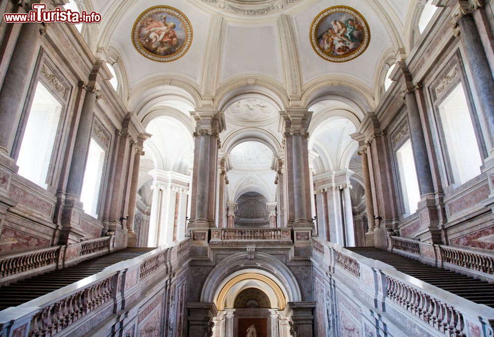 Immagine Scalinata interno della Reggia di Caserta, in Campania