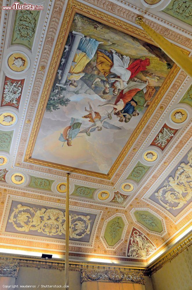 Immagine Un soffitto affrescato della Reggia di Caserta, il Palazzo Reale della città della Campania - © maudanros / Shutterstock.com