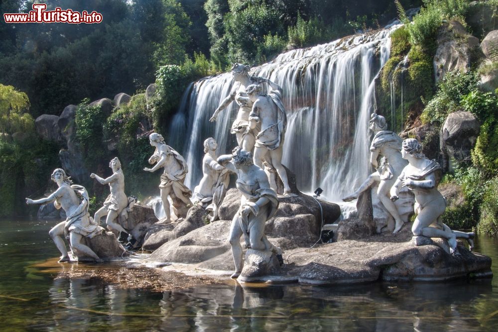 Immagine Una cascata monumentale nei giardini della Reggia di Caserta, in Campania