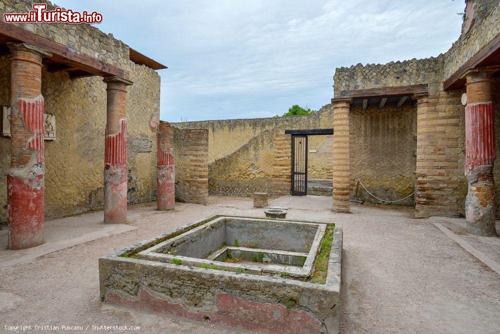 Immagine Cortile di una Villa Romana a Ercolano in Campania - © Cristian Puscasu / Shutterstock.com