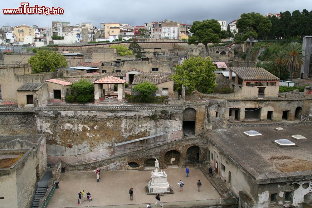 Immagine Le rovine di Ercolano e la citta moderna sullo sfondo