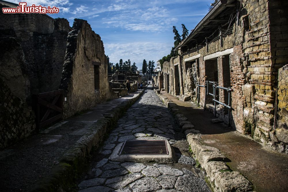 Immagine Passeggiata nel sito archeologico di Ercolano in Campania