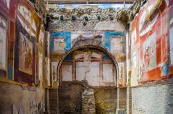 Affreschi in una casa romana, scavi archeologici di Ercolano, vicino a Napoli - © trabantos / Shutterstock.com
