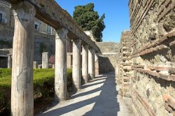 Un colonnato dentro la città romana di Ercolano, che venne sepolta dall'eruzione del Vesuvio - © Paolo Bona / Shutterstock.com