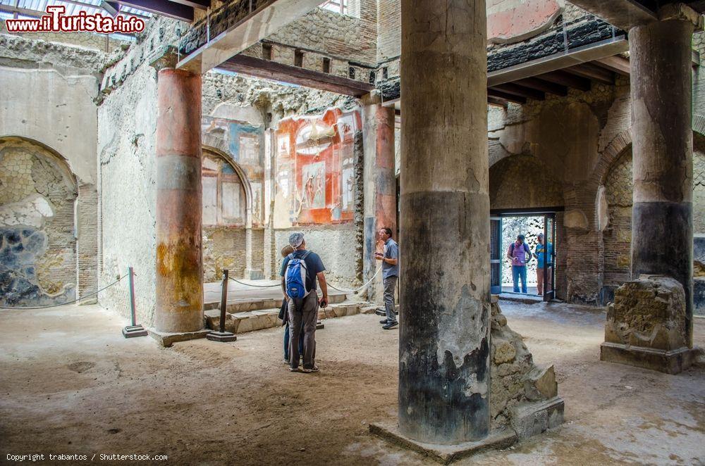 Immagine Turisti in visita agli scavi archeologici di Ercolano, Campania - © trabantos / Shutterstock.com