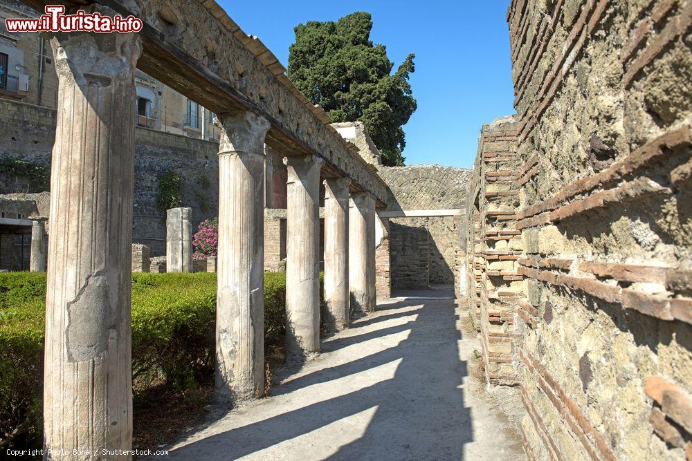 Immagine Un colonnato dentro la città romana di Ercolano, che venne sepolta dall'eruzione del Vesuvio - © Paolo Bona / Shutterstock.com