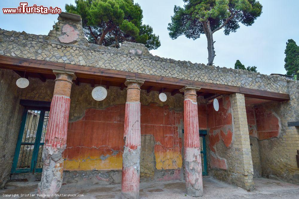 Immagine Una villa romana nel sito archeologico di Ercolano in Campania - © Cristian Puscasu / Shutterstock.com