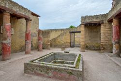 Cortile di una Villa Romana a Ercolano in Campania - © Cristian Puscasu / Shutterstock.com