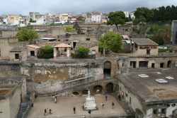 Le rovine di Ercolano e la citta moderna sullo sfondo