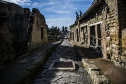 Passeggiata nel sito archeologico di Ercolano in Campania