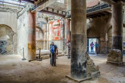 Turisti in visita agli scavi archeologici di Ercolano, Campania - © trabantos / Shutterstock.com