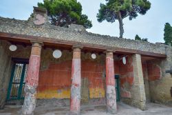 Una villa romana nel sito archeologico di Ercolano in Campania - © Cristian Puscasu / Shutterstock.com