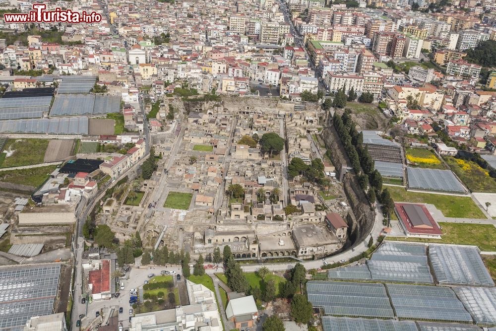 Immagine Vista aerea degli scavi di Ercolano e della città della Campania