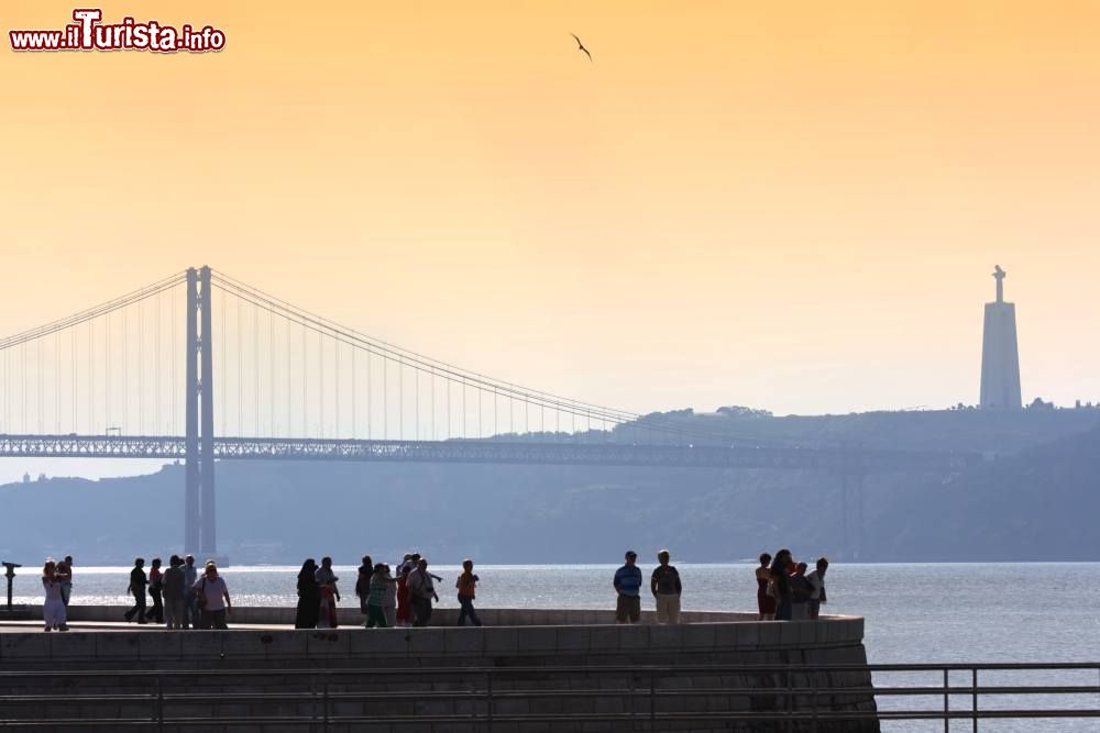 Immagine Tre simboli di Libona: il fiume Tejo, il Ponte 25 de Abril e il Cristo-Rei, in lontananza, visti da Belém - foto © Turismo de Lisboa