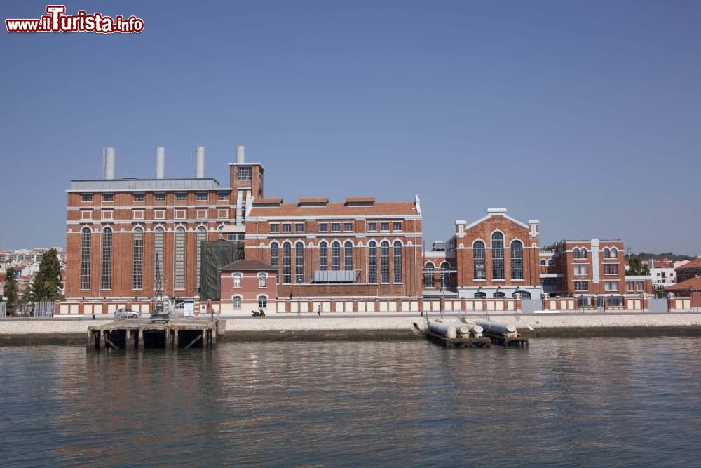 Immagine L'edificio della Central Tejo, antica centrale elettrica, oggi parte del MAAT, il nuovo Museo d'Arte, Architettura e Tecnologia situato nel quartiere di Belém a Lisbona - foto © Turismo de Lisboa