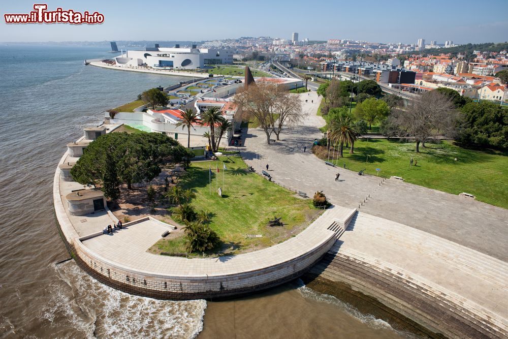 Immagine Il lungofiume del quartiere di Belém a Lisbona, uno dei distretti simbolo della capitale del Portogallo.
