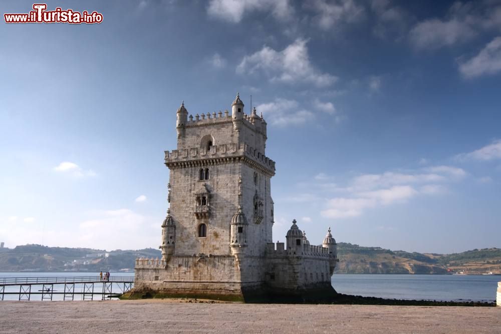 Immagine Lisbona: la Torre di Belém, oggi a pochi passi dalla riva, un tempo si trovava completamente circondata dall'acqua del fiume Tejo - foto © Turismo de Lisboa