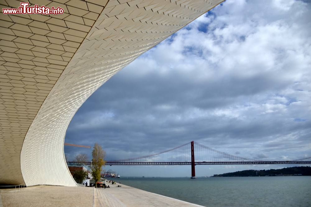 Immagine Le forme sinuose del MAAT, il fiume Tejo e il Ponte 25 de Abril: vecchi e nuovi simboli di Belém (Lisbona).