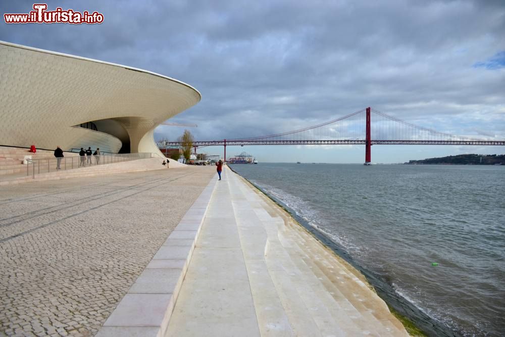 Immagine Il nuovo edificio del MAAT (Museo di Arte, Architettura e Tecnologia) di Belém (Lisbona) e, sullo sfondo, il Ponte 25 de Abril.