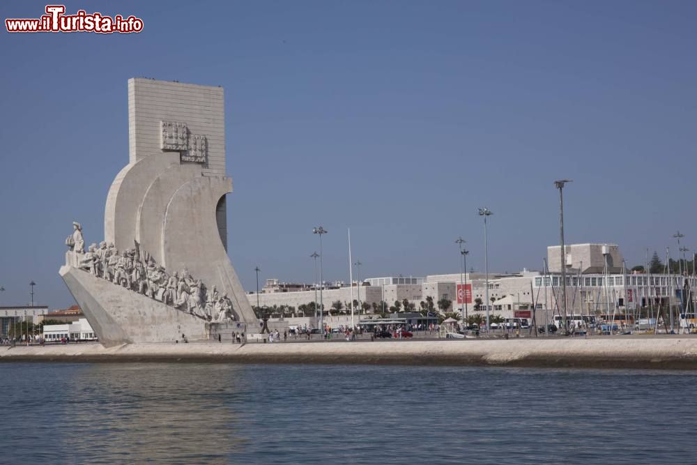 Immagine Il Monumento alle Scoperte (Padrão dos Descobrimentos) di Belém visto dal fiume Tejo che attraversa Lisbona - foto © Turismo de Lisboa