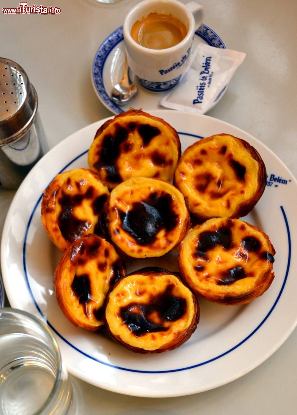 Immagine I famosi Pastéis de Belém, dolcetti alla crema tipici di Lisbona, vengono prodotti nell'Antiga Confeitaria de Belém, a pochi passi dal Mnastero dos Jerónimos.