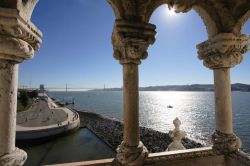 La vista del Tejo (Tago), del Ponte 25 de Abril e del Monumento alle Scoperte dalle volte della Torre di Belém - foto © Turismo de Lisboa