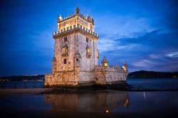 Una suggestiva foto serale della Torre di Belém, il simbolo dell'omonimo quartiere e della città di Lisbona, sulle acque del Tejo - foto © Turismo de Lisboa