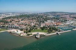 Vista aerea del quartiere di Belém a Lisbona, con la famosa torre in primo piano.