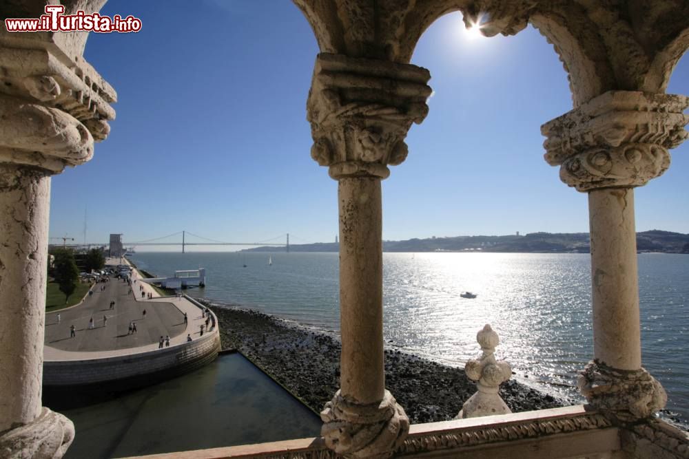 Immagine La vista del Tejo (Tago), del Ponte 25 de Abril e del Monumento alle Scoperte dalle volte della Torre di Belém - foto © Turismo de Lisboa