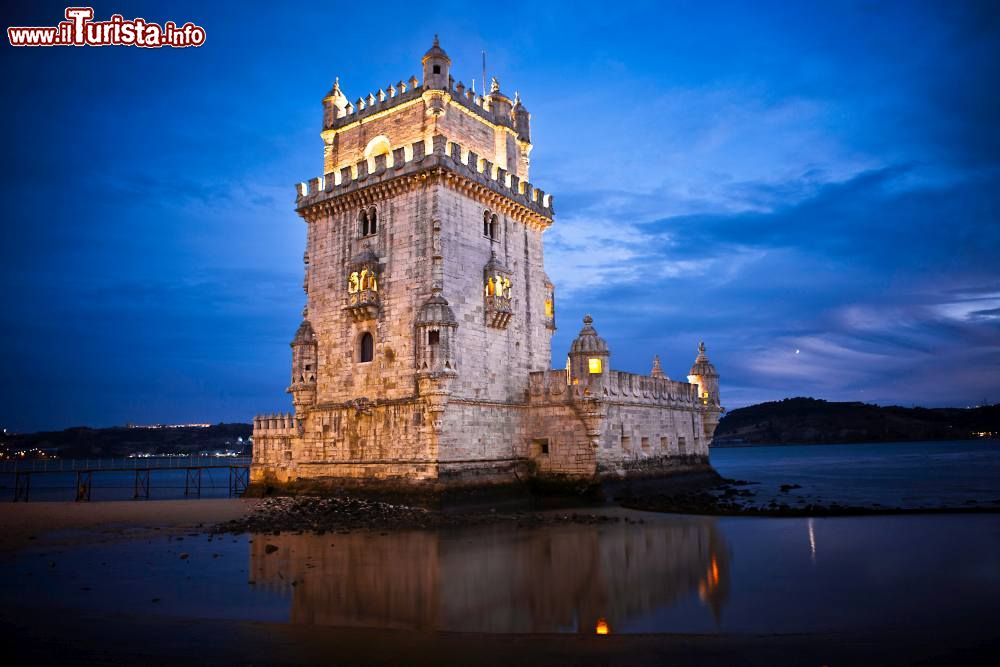 Immagine Una suggestiva foto serale della Torre di Belém, il simbolo dell'omonimo quartiere e della città di Lisbona, sulle acque del Tejo - foto © Turismo de Lisboa