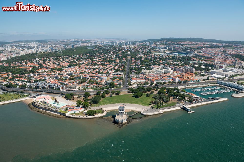 Immagine Vista aerea del quartiere di Belém a Lisbona, con la famosa torre in primo piano.