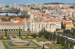 Il panorama sul quartiere di Belém, a Lisbona, dominato dal Monastero dos Jerònimos - © Martin Charles Hatch / Shutterstock.com