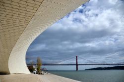 Le forme sinuose del MAAT, il fiume Tejo e il Ponte 25 de Abril: vecchi e nuovi simboli di Belém (Lisbona).