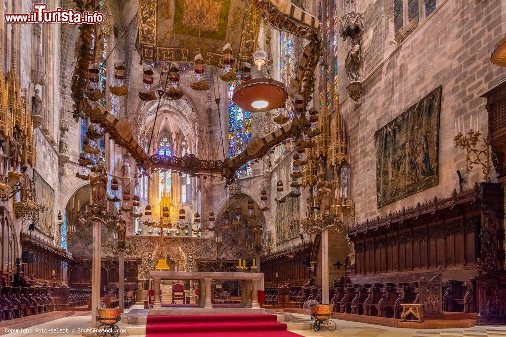 Immagine I ricchi interni  della Cattedrale di Palma di Maiorca che venne ristrutturata anche da antoni Gaudì - © foto-select / Shutterstock.com