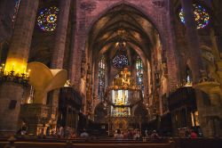 Navata centrale della chiesa gotico-romanica della Seu de Mallorca, la Cattedrale dei Palma di Maiorca - © M.V. Photography / Shutterstock.com