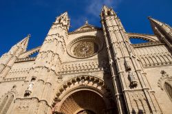 Una vista della facciata gotica della Seu de Mallorca, la basilica cattedrale