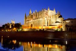 Vista notturna della Seu de Mallorca, la grande Cattedrale di Palma di Maiorca in Spagna