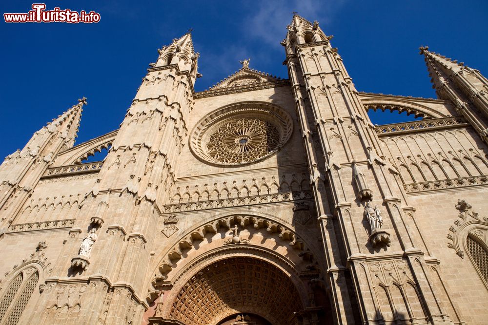 Immagine Una vista della facciata gotica della Seu de Mallorca, la basilica cattedrale