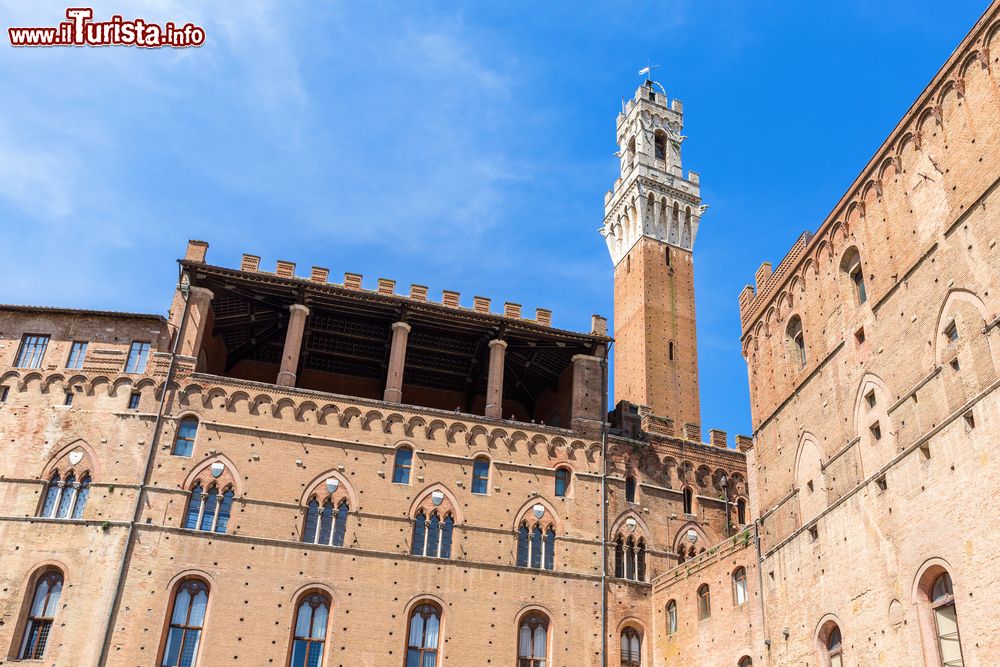 Immagine Il Palazzo Pubblico fotografato dalla Piazza del Mercato con la Torre del Mangia in centro a Siena