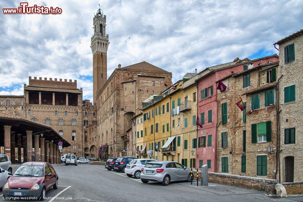 Immagine La grande Piazza del Mercato a Siena si trova nelle vicinanze di Piazza del Campo. - © Avillfoto / Shutterstock.com