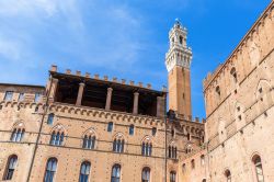Il Palazzo Pubblico fotografato dalla Piazza del Mercato con la Torre del Mangia in centro a Siena