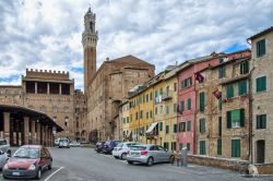 La grande Piazza del Mercato a Siena si trova nelle vicinanze di Piazza del Campo. - © Avillfoto / Shutterstock.com