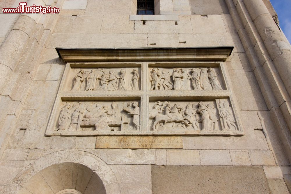 Immagine Un bassorilievo all'esterno del Duomo di Modena